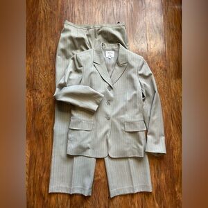 Collections by Le Suit Women’s pinstriped blazer and matching trousers size 12
